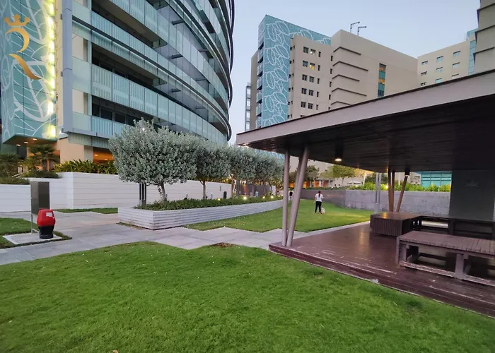 Your 2Br Luna Retreat With Beach Access In Al Rahba